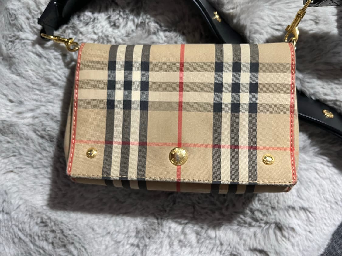 버버리 스트랩 가방 상품이미지1