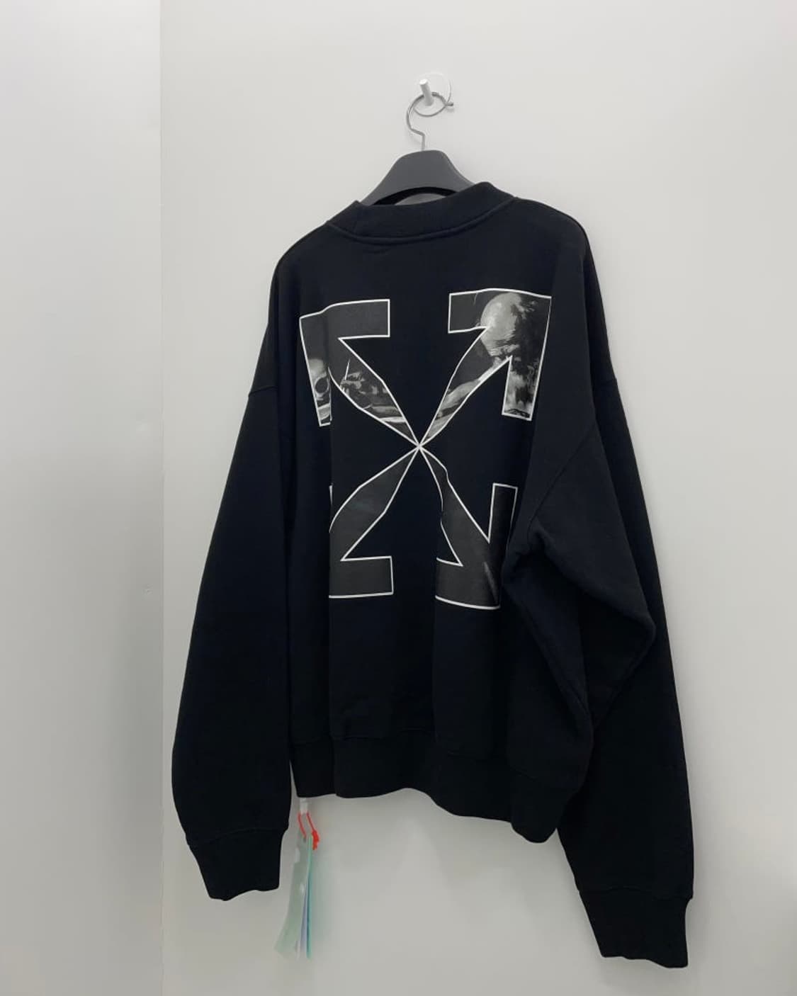 [새상품] 오프화이트 카라바지오 오버 스케이트핏 맨투맨 블랙 L 상품이미지1