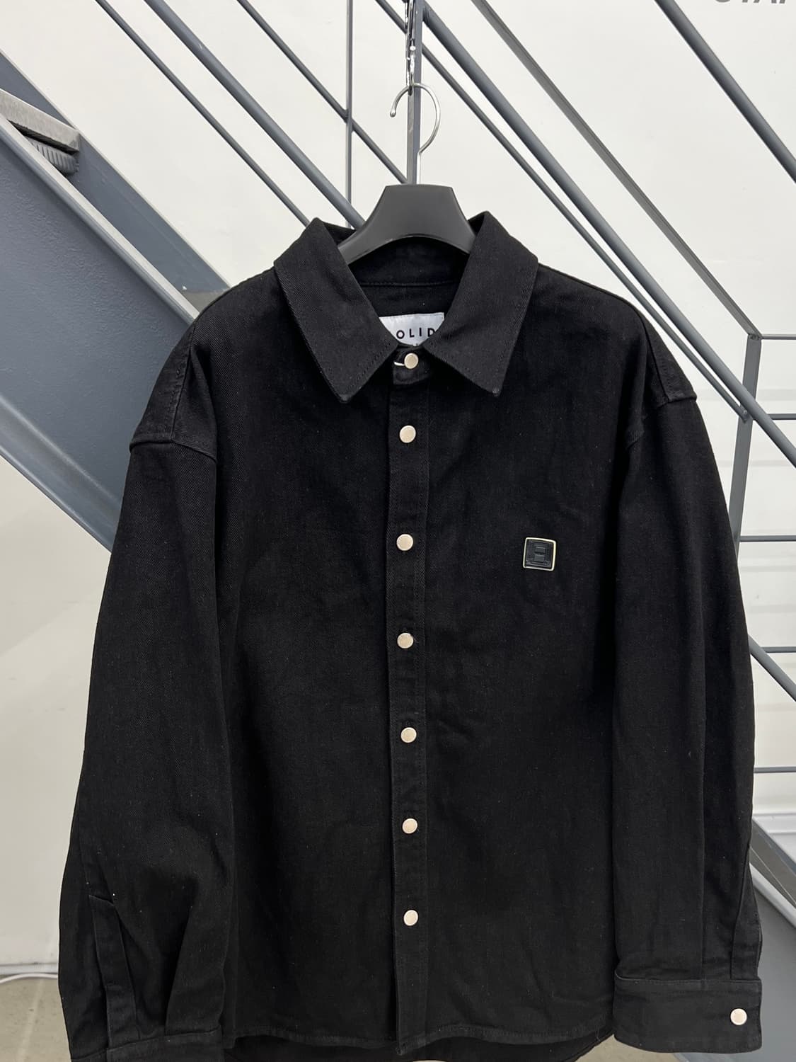 솔리드옴므 빅로고 데님 셔츠 자켓 / 블랙 상품이미지4