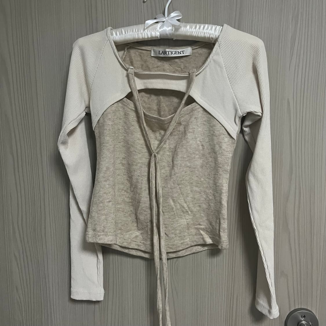 (장원영 착용) 라티젠 컷아웃 니트 탑 상품이미지3