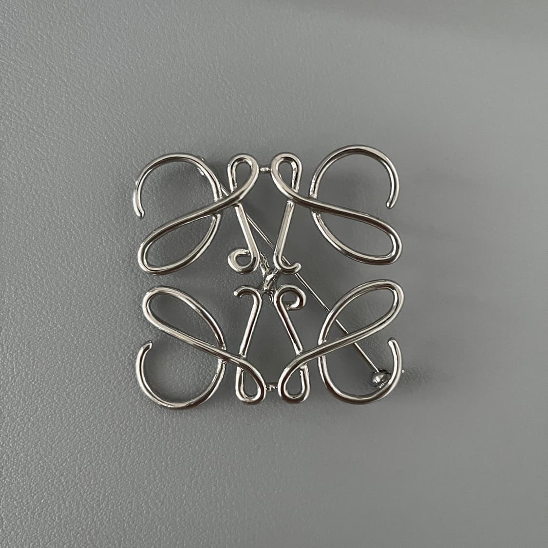 로에베 애너그램 브로치 상품이미지2