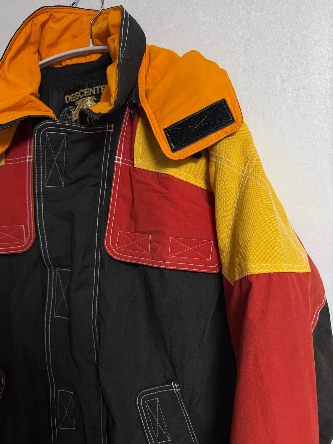 데상트 올드스쿨 컬러블록 스키 자켓 상품이미지3