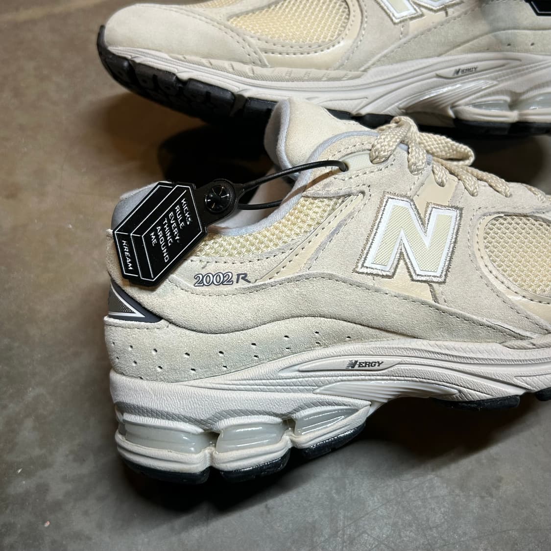 235) 뉴발란스 2002R 아이보리 스니커즈 미사용품 상품이미지2