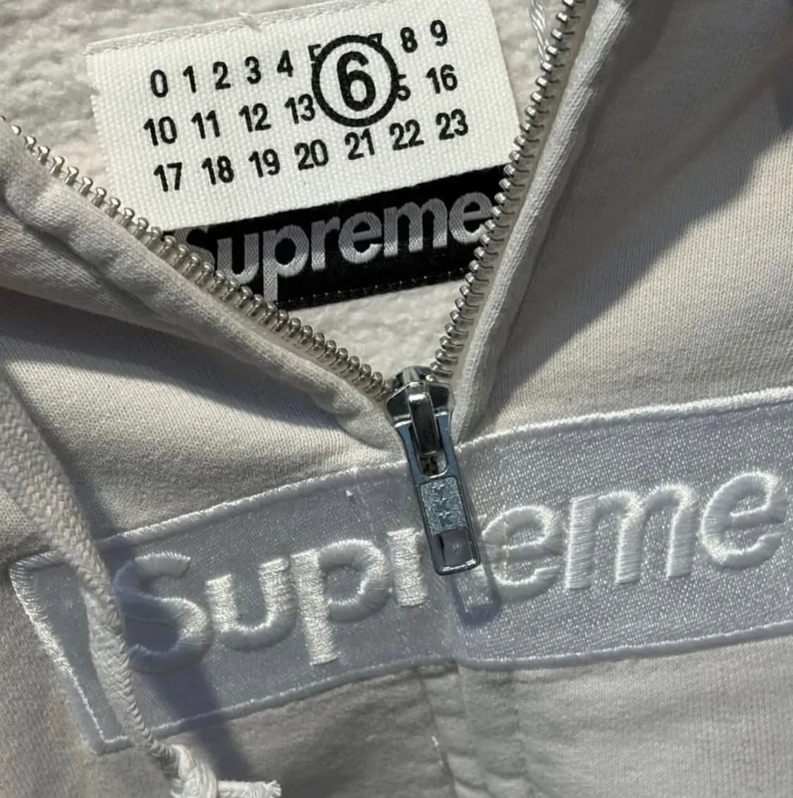 슈프림 x MM6 메종 마르지엘라 박스로고 집업 후드 화이트 xl 상품이미지6