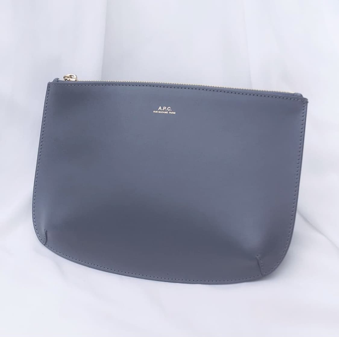 미사용) 아페쎄 (A.P.C) 사라 하프문 가죽 클러치백 애쉬블루 상품이미지1