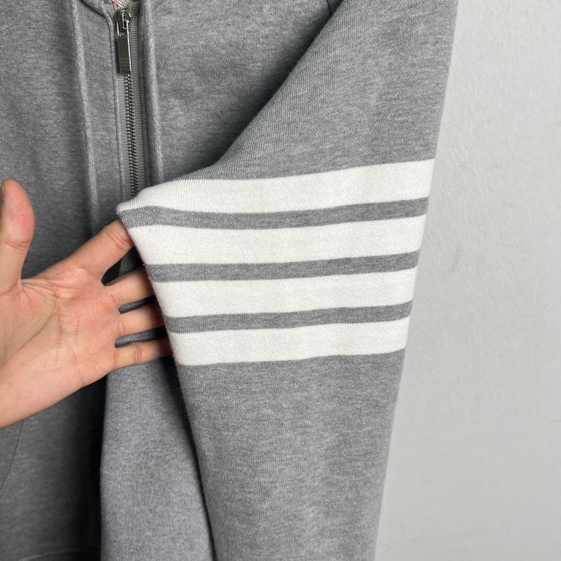 THOM BROWNE 톰브라운 사선 완장 클래식 후드 집업  상품이미지7