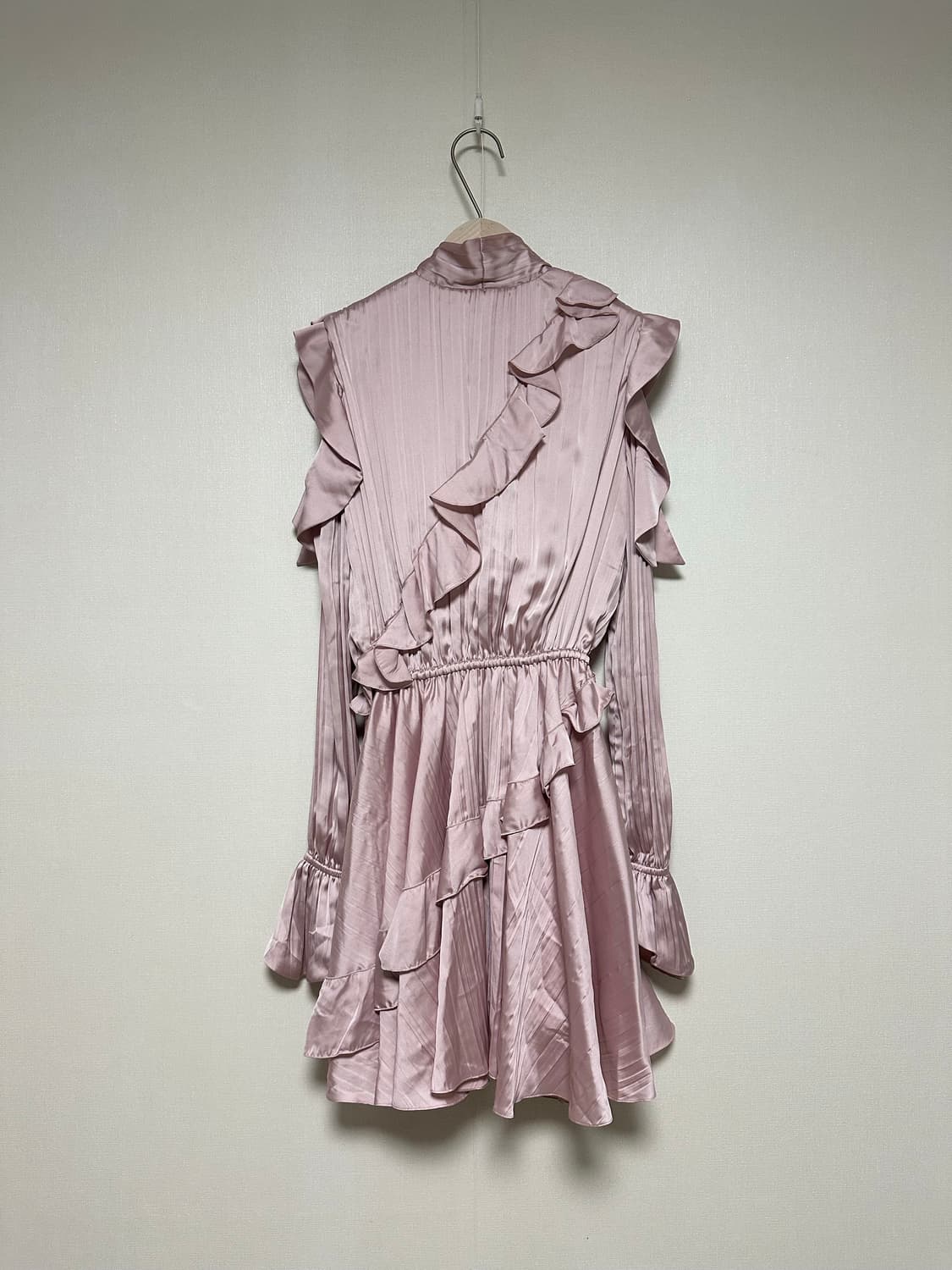 오프화이트 오프숄더 새틴 러플 원피스 상품이미지7