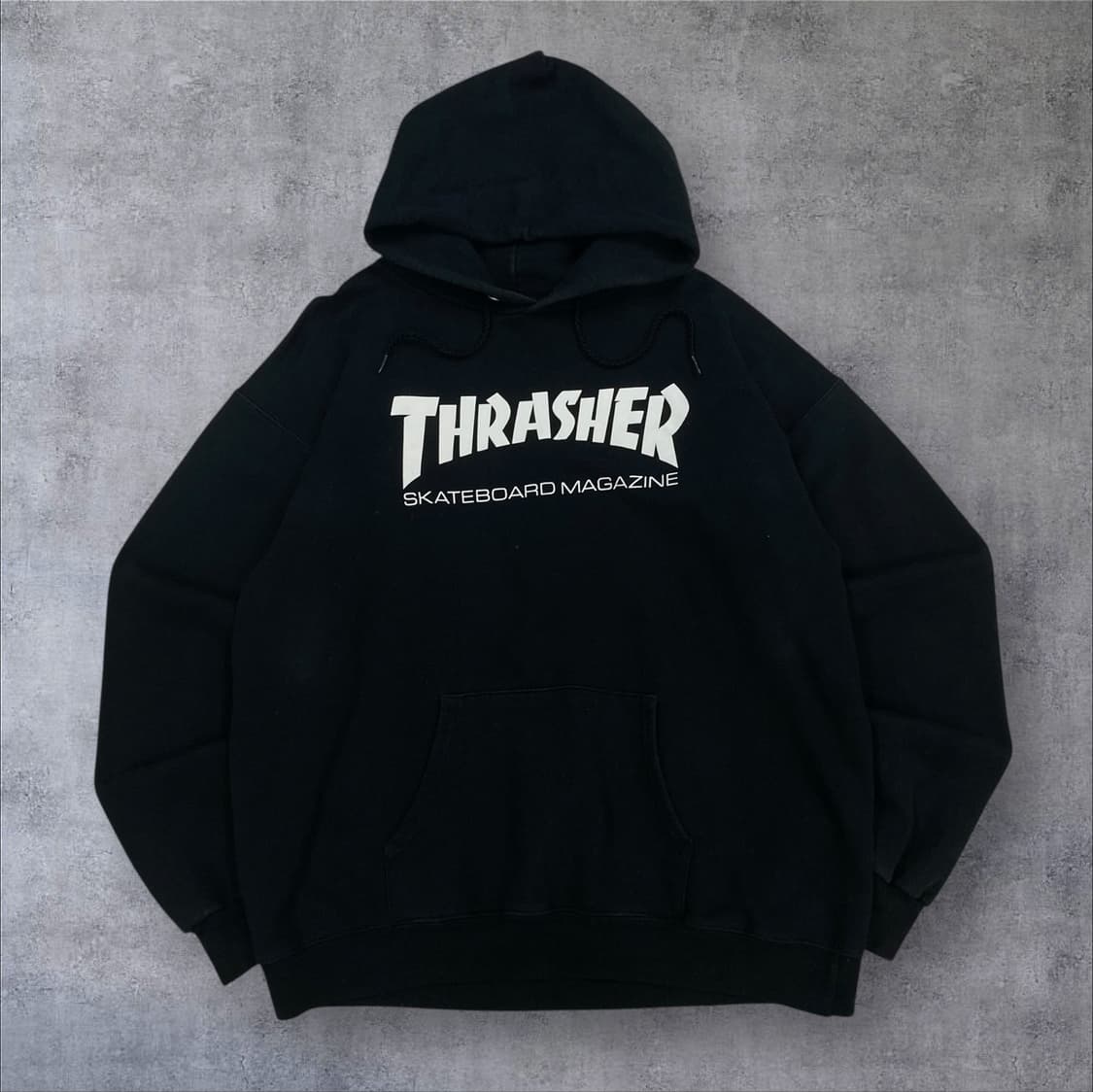 트레셔 블랙 컬러 스펠아웃 빅로고 후드티 상품이미지1