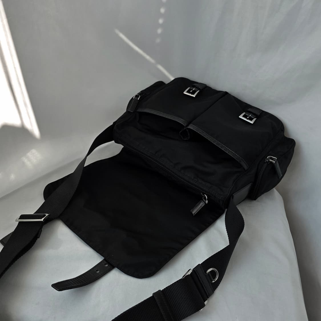 [정품 PRADA] 프라다 사이드 투포켓 남성 크로스백 메신저백 라지 상품이미지5