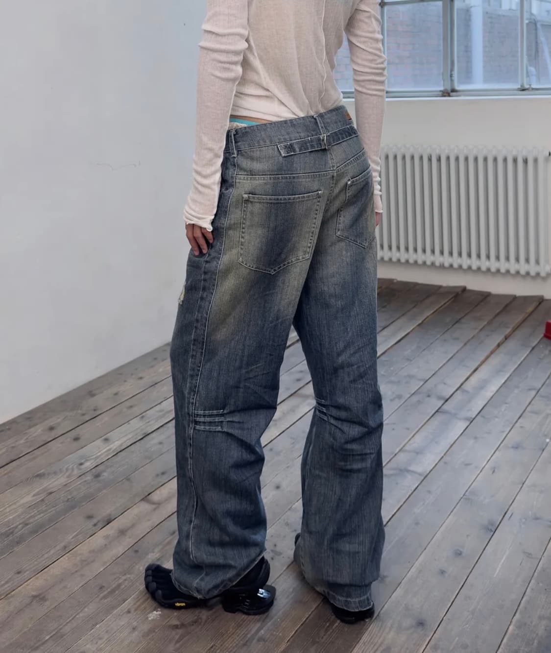 포르테나 CINCH BACK CURVED JEANS-BLUE 상품이미지1