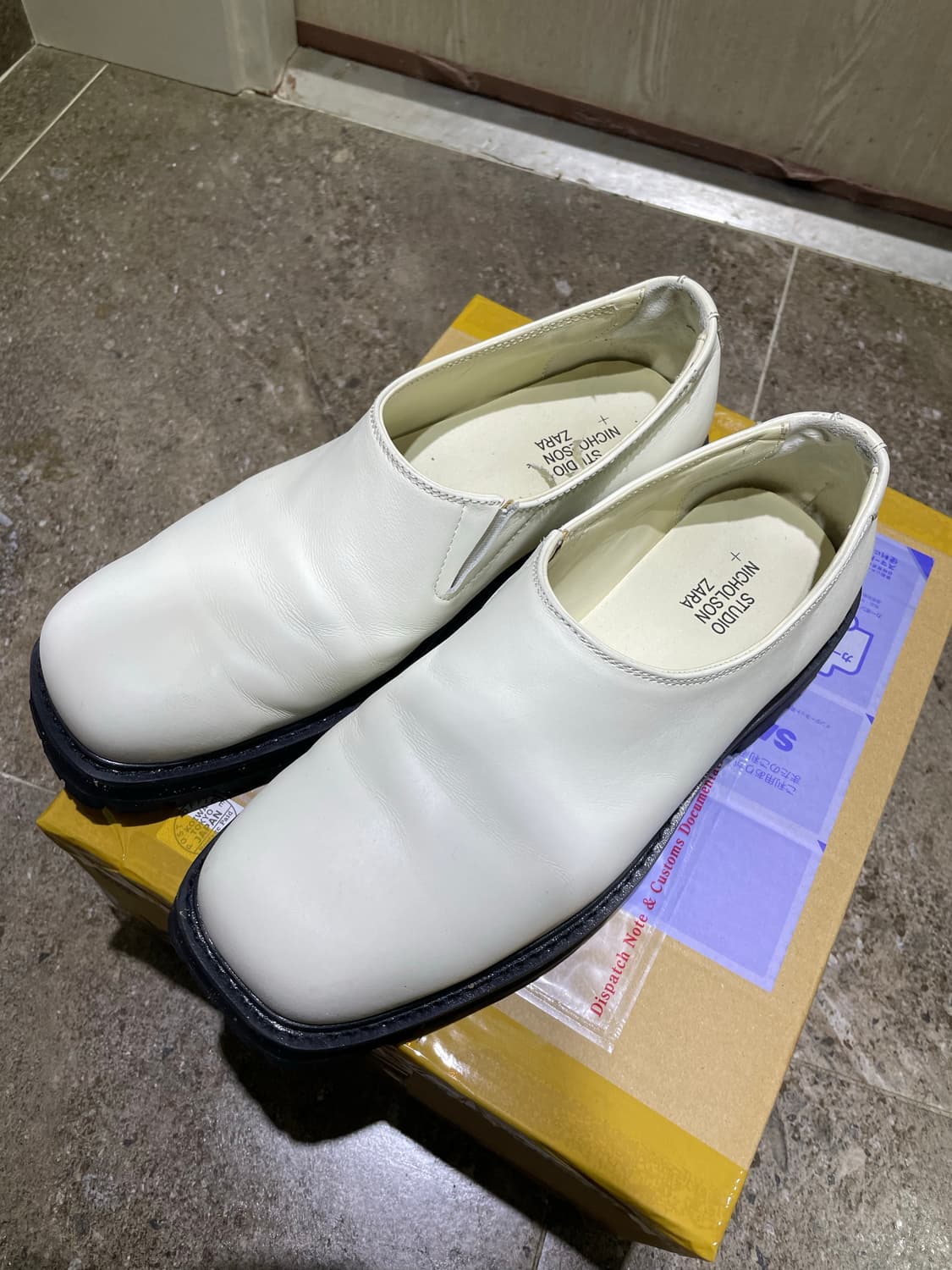 스튜디오 니콜슨 자라 화이트 블랙 슬립온 로퍼 레더 비브람 상품이미지2