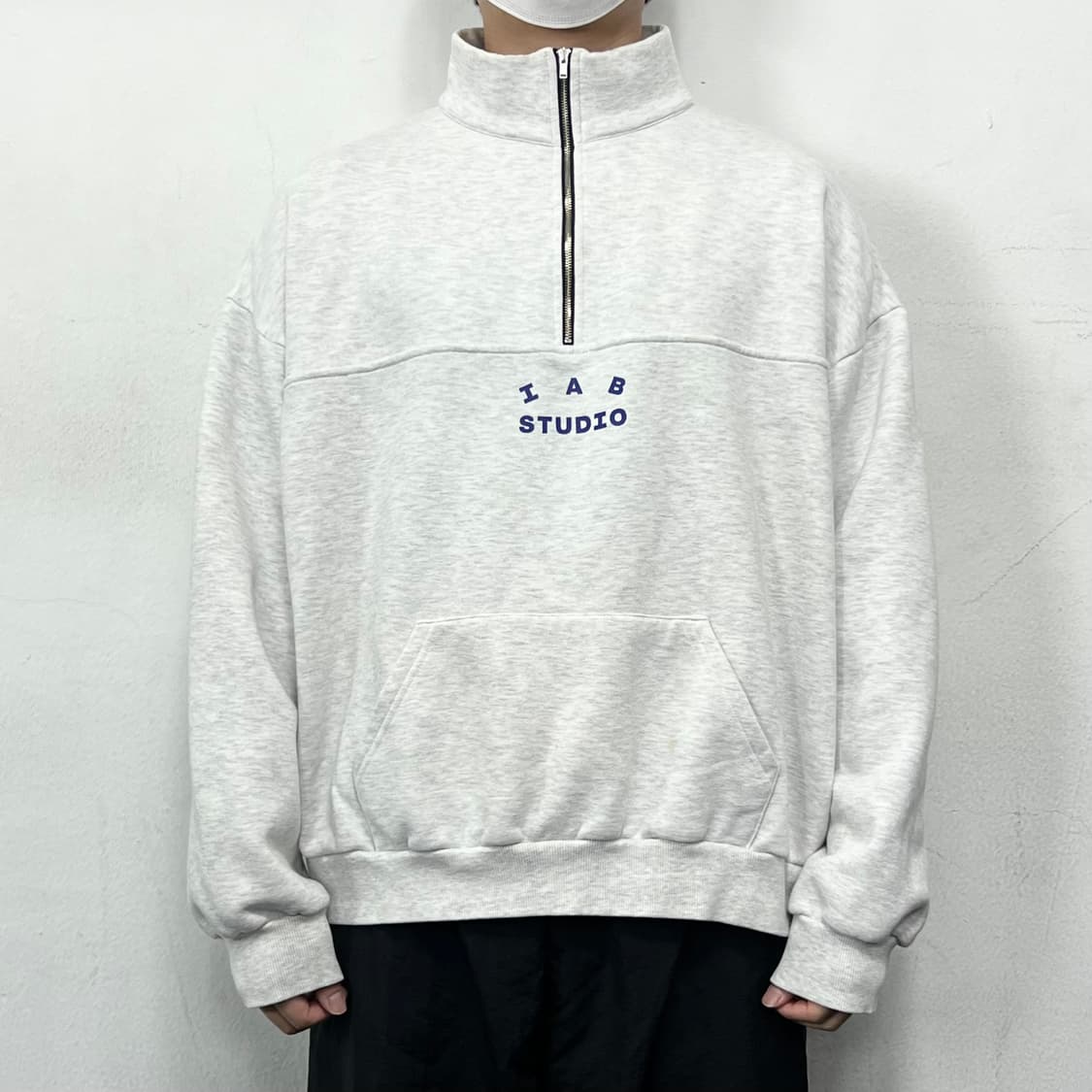 아이앱 스튜디오 하프 집업 라이트 그레이 상품이미지3