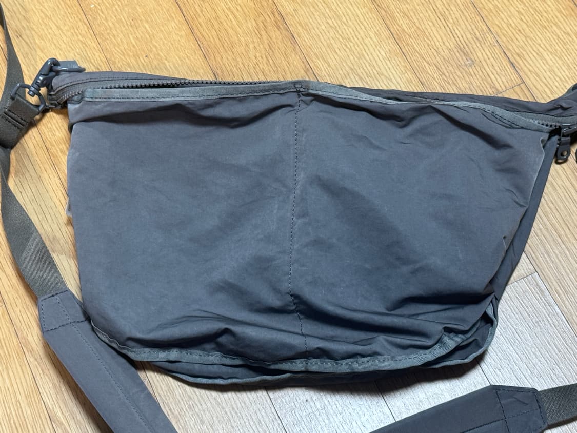 아미아칼바 크로스백 그레이 팝니다 상품이미지4