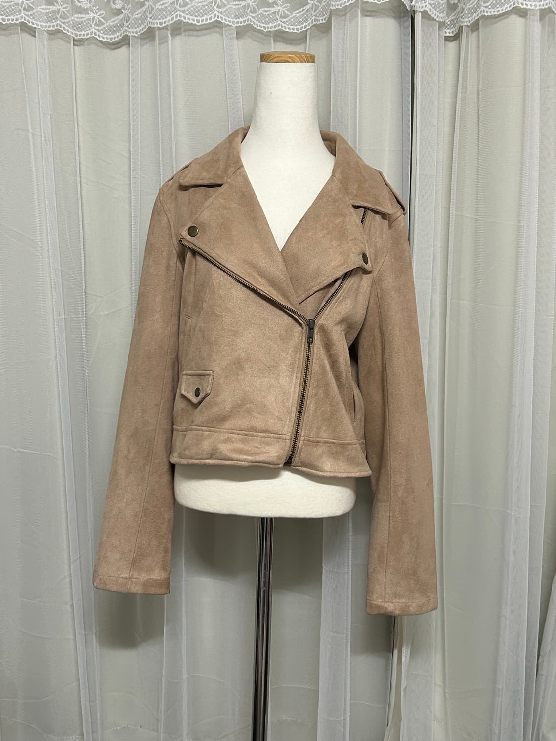 (유일매물) 리즈리사 리본 아일렛 스웨이드 크롭 라떼갸루 베이지 상품이미지1