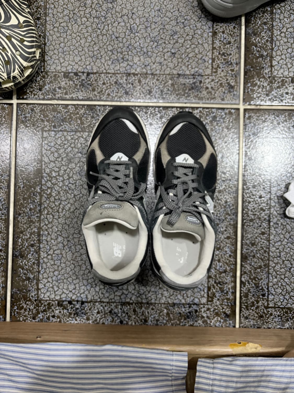 뉴발란스 2002 블랙/그레이 운동화 상품이미지1