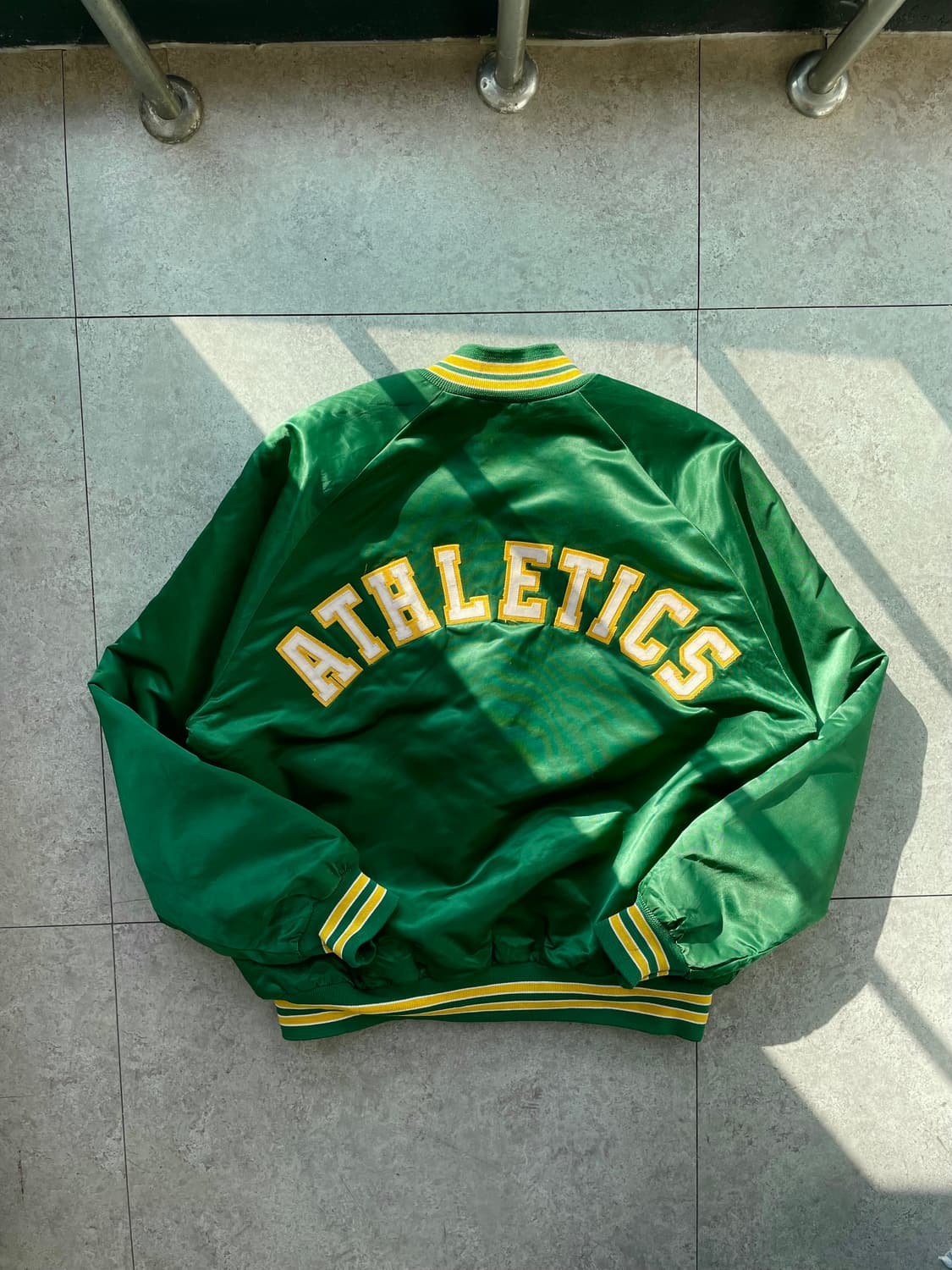 초크라인 오클랜드 아틀레틱스 세틴봄버자켓 상품이미지1