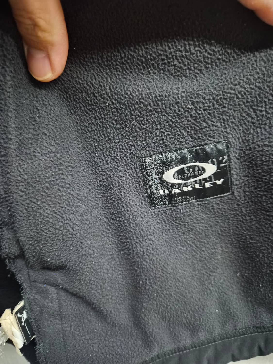 L/105) 오클리 스몰로고 플리스 점퍼 팝니다 상품이미지3