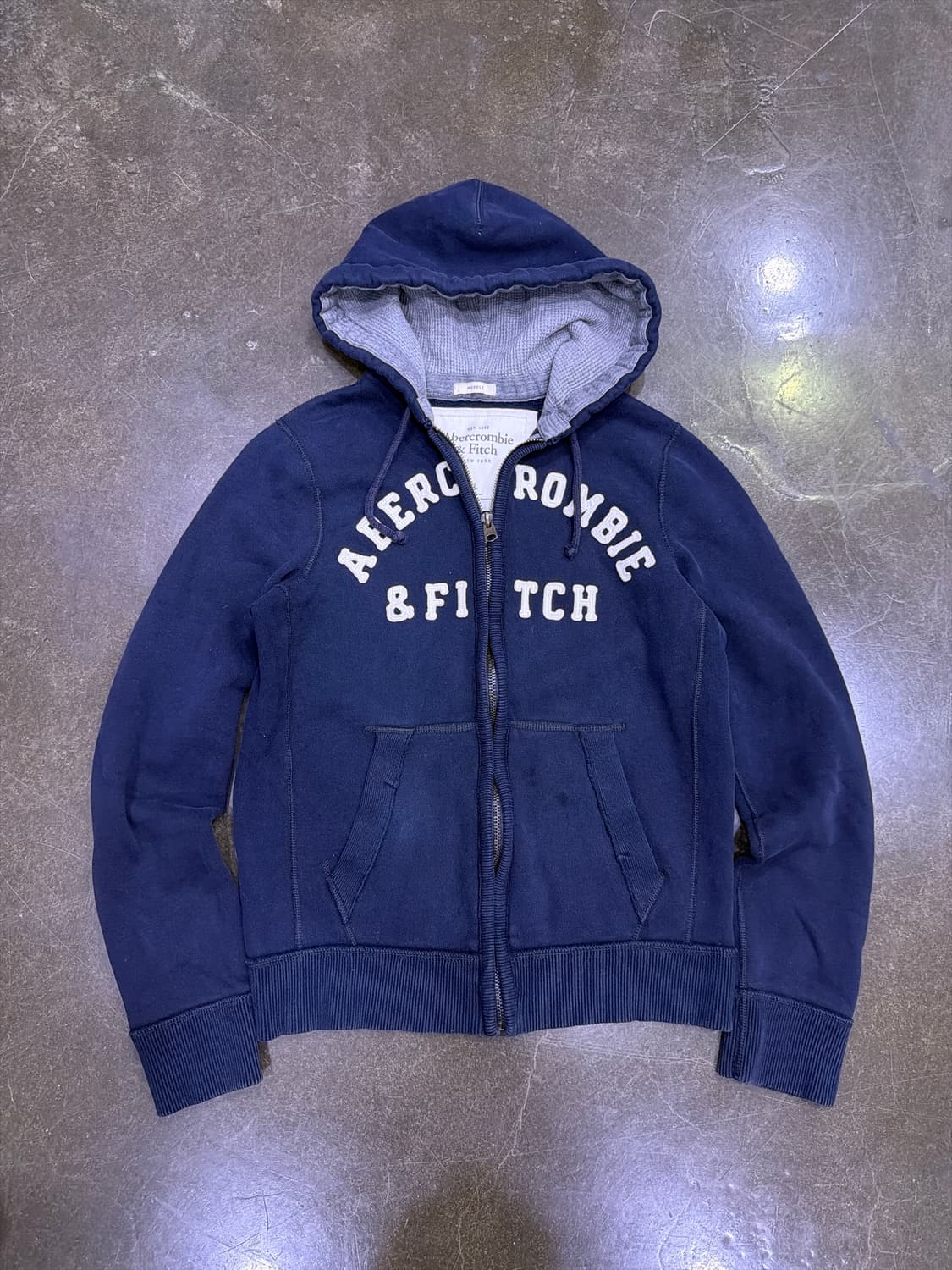 아베크롬비 스펠아웃 로고 패치 후드집업 네이비 머슬핏 L 상품이미지1