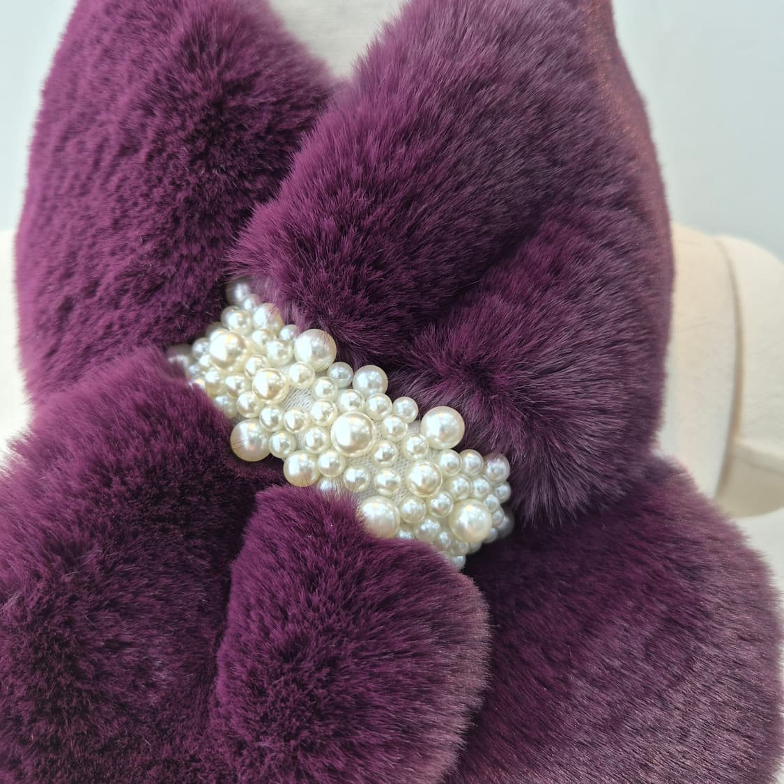 페이크퍼 퍼플 진주장식 넥워머 상품이미지3