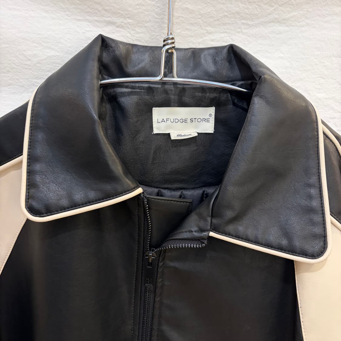 라퍼지스토어 블랙 배색 비건레더 자켓 상품이미지2