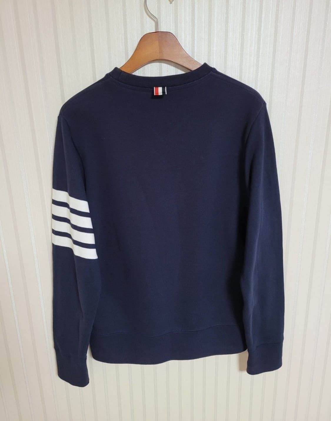 톰브라운 사선 완장 기모 맨투맨 네이비 1 상품이미지2