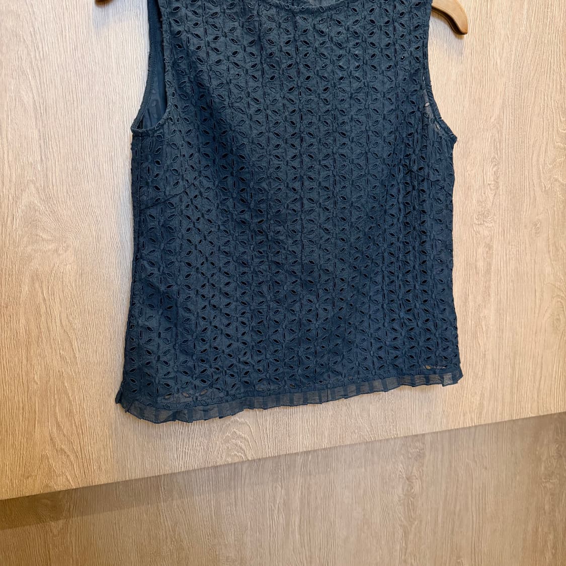 빈티지 슬리브리스 블라우스 플로럴 아일렛 펀칭 백 버튼업 디테일 블랙 상품이미지4