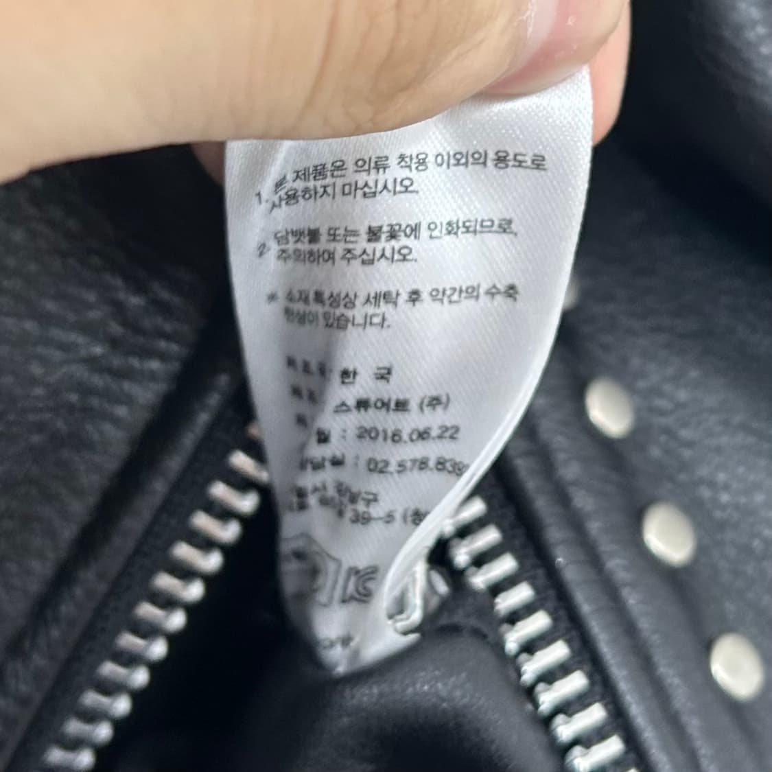 앤더슨벨 락 스터드 양가죽 라이더 자켓 상품이미지9