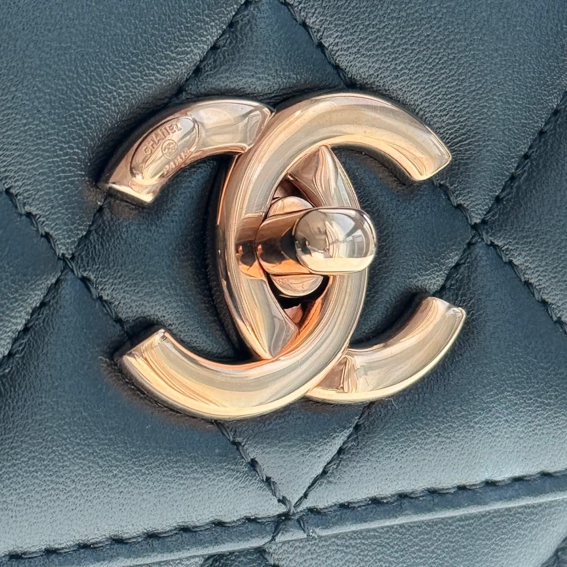 [신품급] 샤넬 트렌디 CC 탑 핸들 스몰 플랩백 블랙 금장 상품이미지7