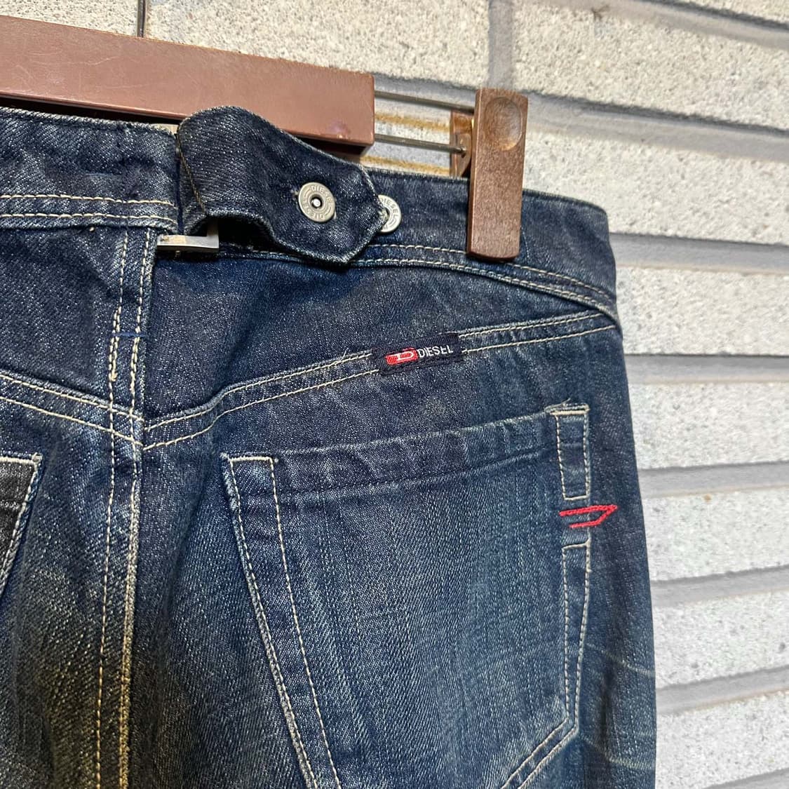 디젤 Y2K 슬림 부츠컷 데님팬츠 위스커링 백스트랩 디테일 상품이미지5