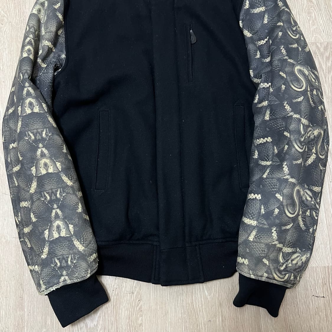 마르셀로불론 남성 스네이크 패턴 바시티자켓 L  상품이미지3