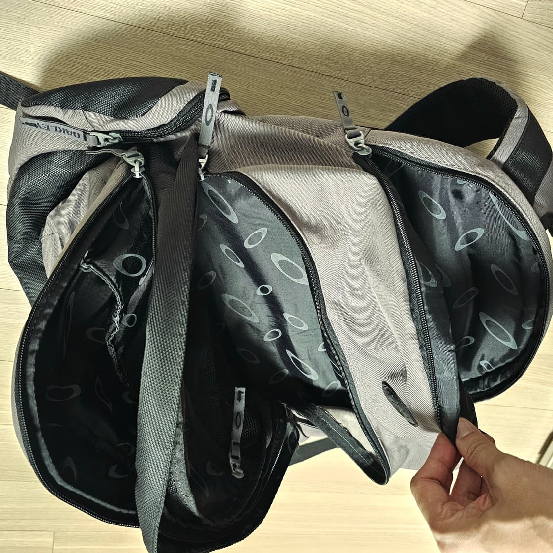 오클리 재팬 백팩 가방 다크그레이 2회착 상품이미지3