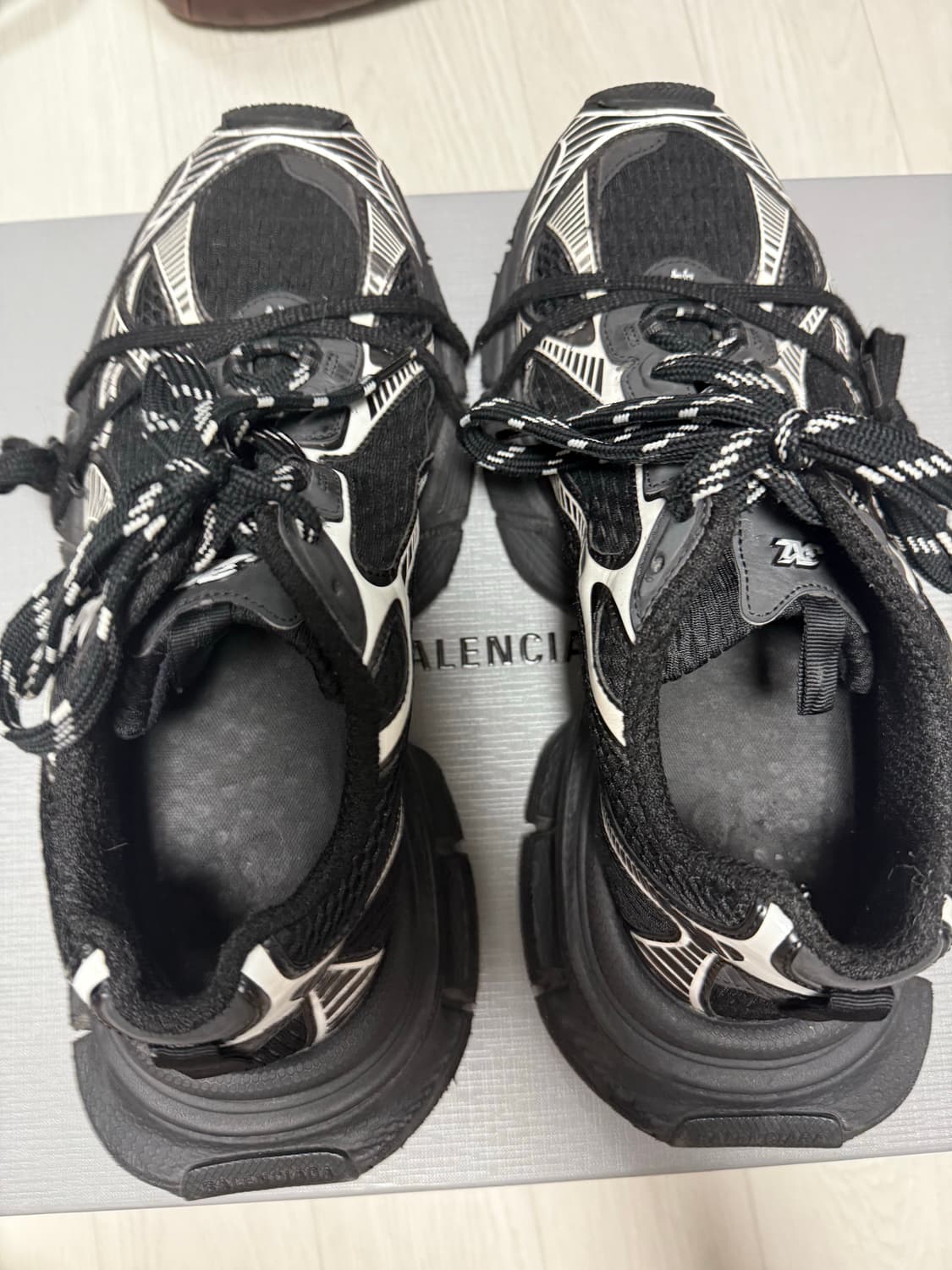 발렌시아가 3xl 44 블랙 화이트 상품이미지1