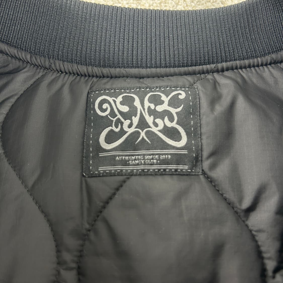 팬시클럽 빅로고 퀼팅 리버시블 엠보 점퍼 블랙 상품이미지8