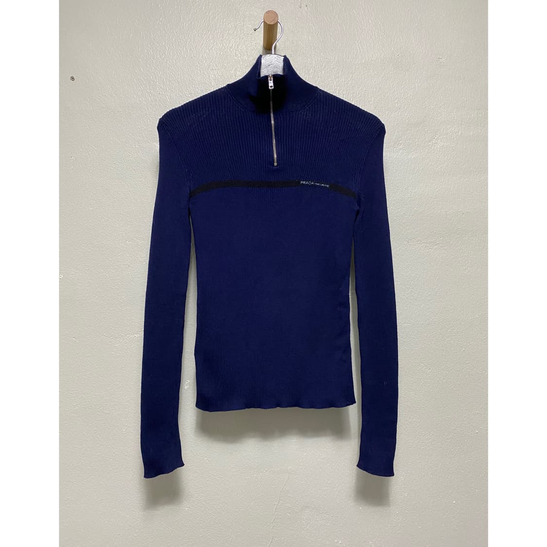 프라다 로고 디자인 하프 집업 니트 상품이미지1