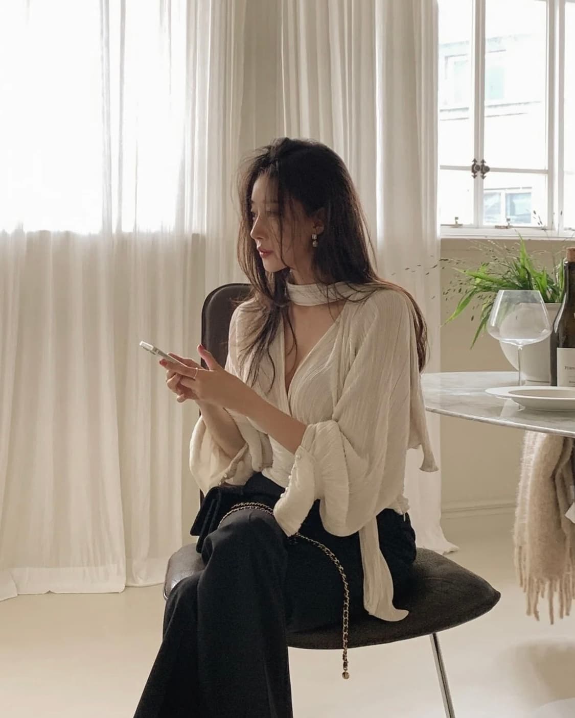 러브썸원 플리츠 스카프 랩 블라우스 - 아이보리 (하객룩·연말룩 추천) 상품이미지5