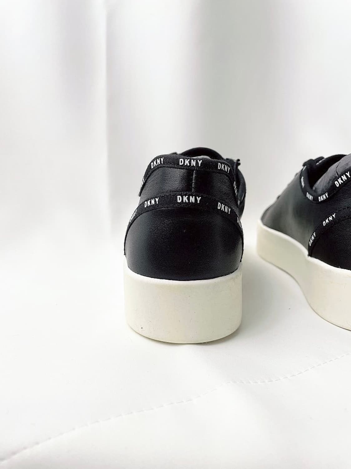 (정품/새상품) DKNY 여성 화이트 블랙 로고 라인 스티치 스니커즈 상품이미지6