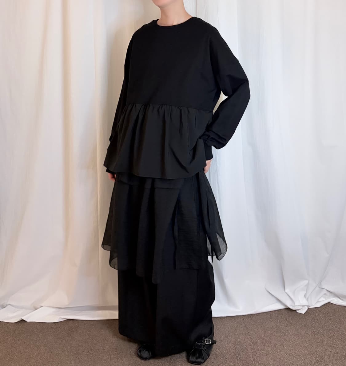 Frill Hem Sweatshirt - Black 상품이미지1