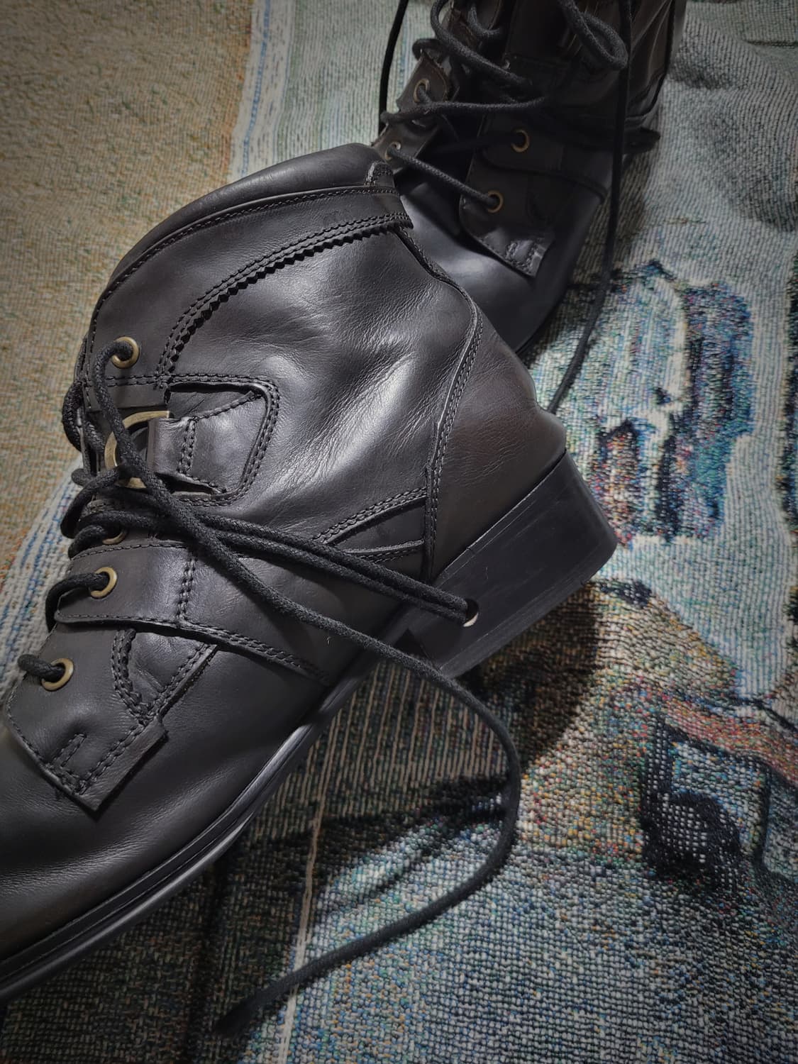 훕데두 레이스 스루 블랙 레더 부츠 상품이미지4