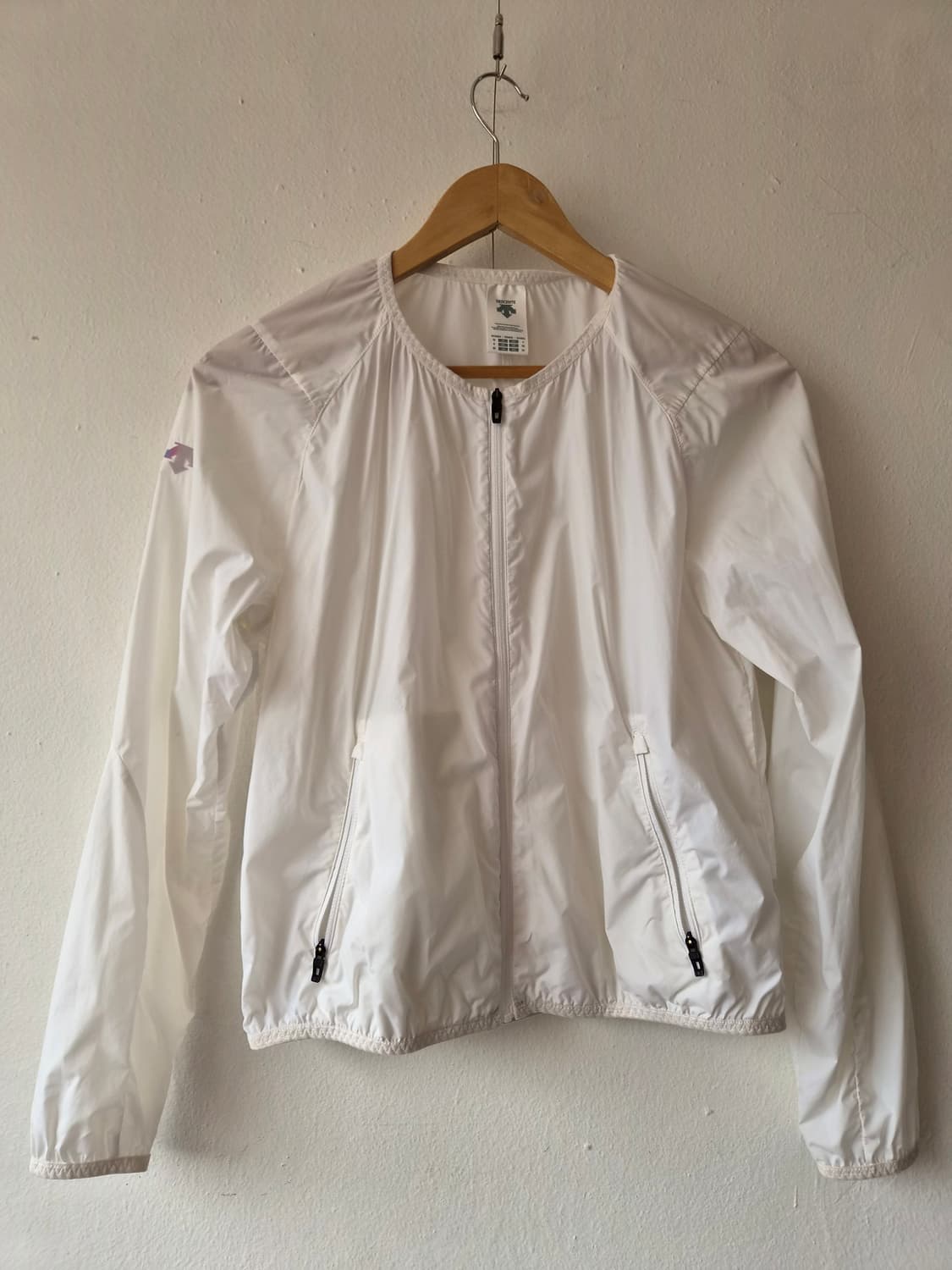 데상트 여성 트레이닝 벡터 버닝 스웻 바람막이 90사이즈 상품이미지2