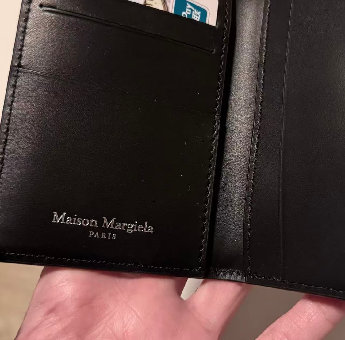 
메종 마르지엘라 레더 바이폴드 카드 홀더 블랙 상품이미지2
