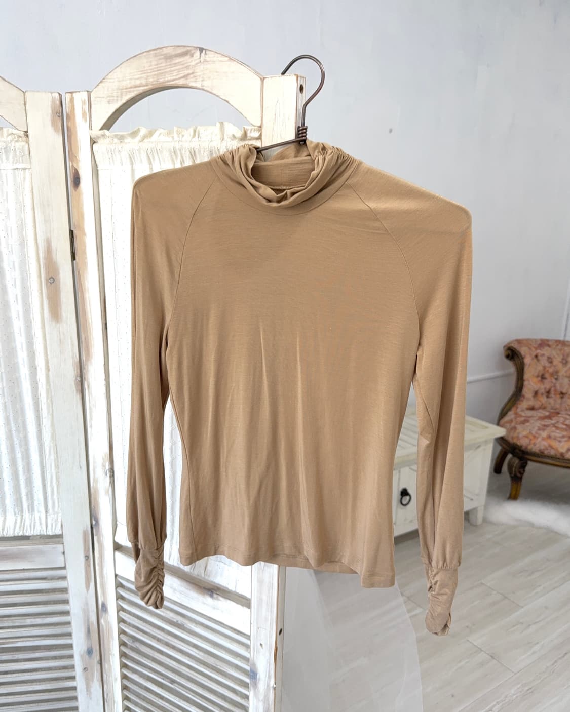 beige turtle neck long sleeve  상품이미지1