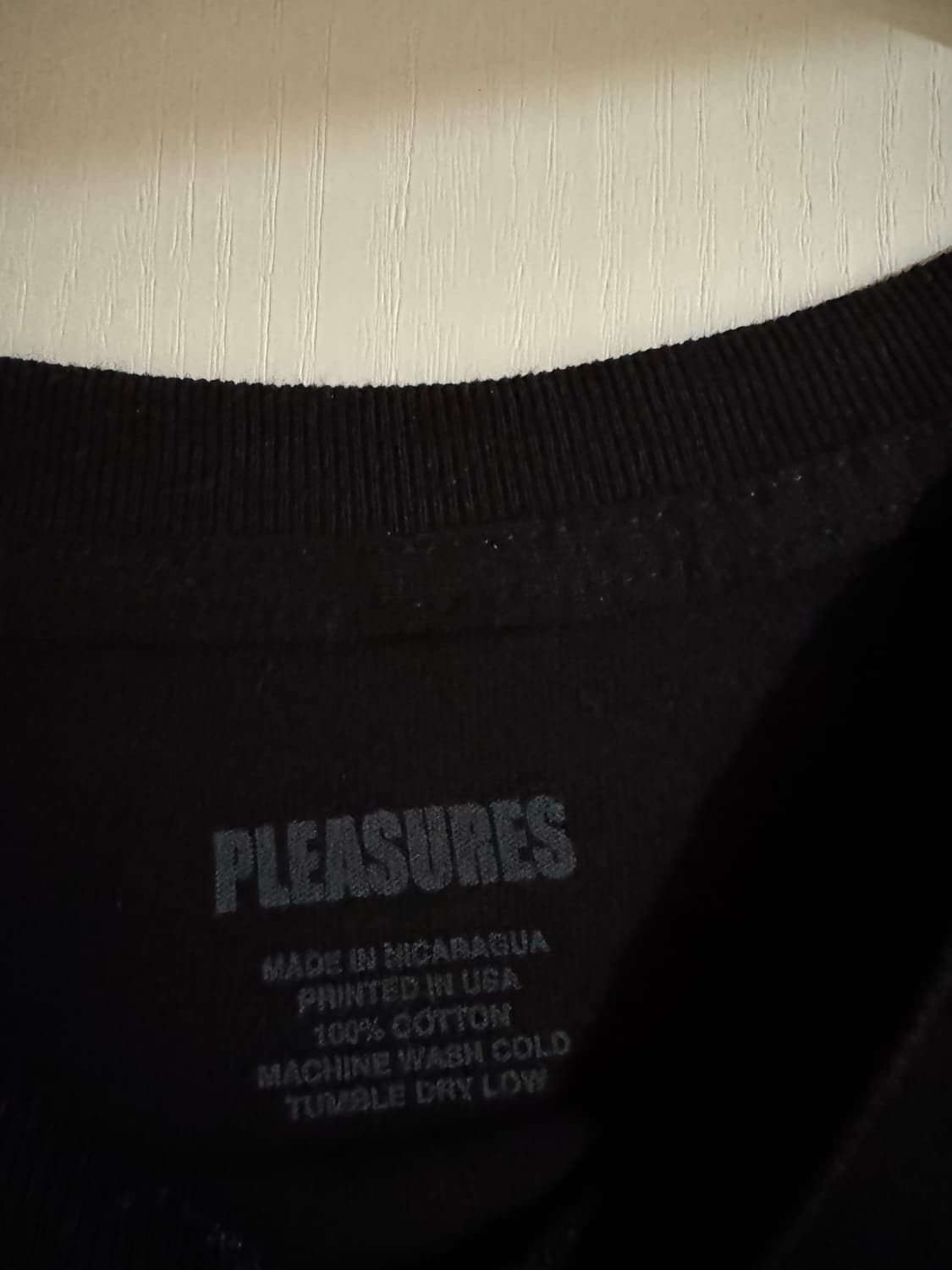 플레저스 렌트 블랙 티셔츠입니다 상품이미지4