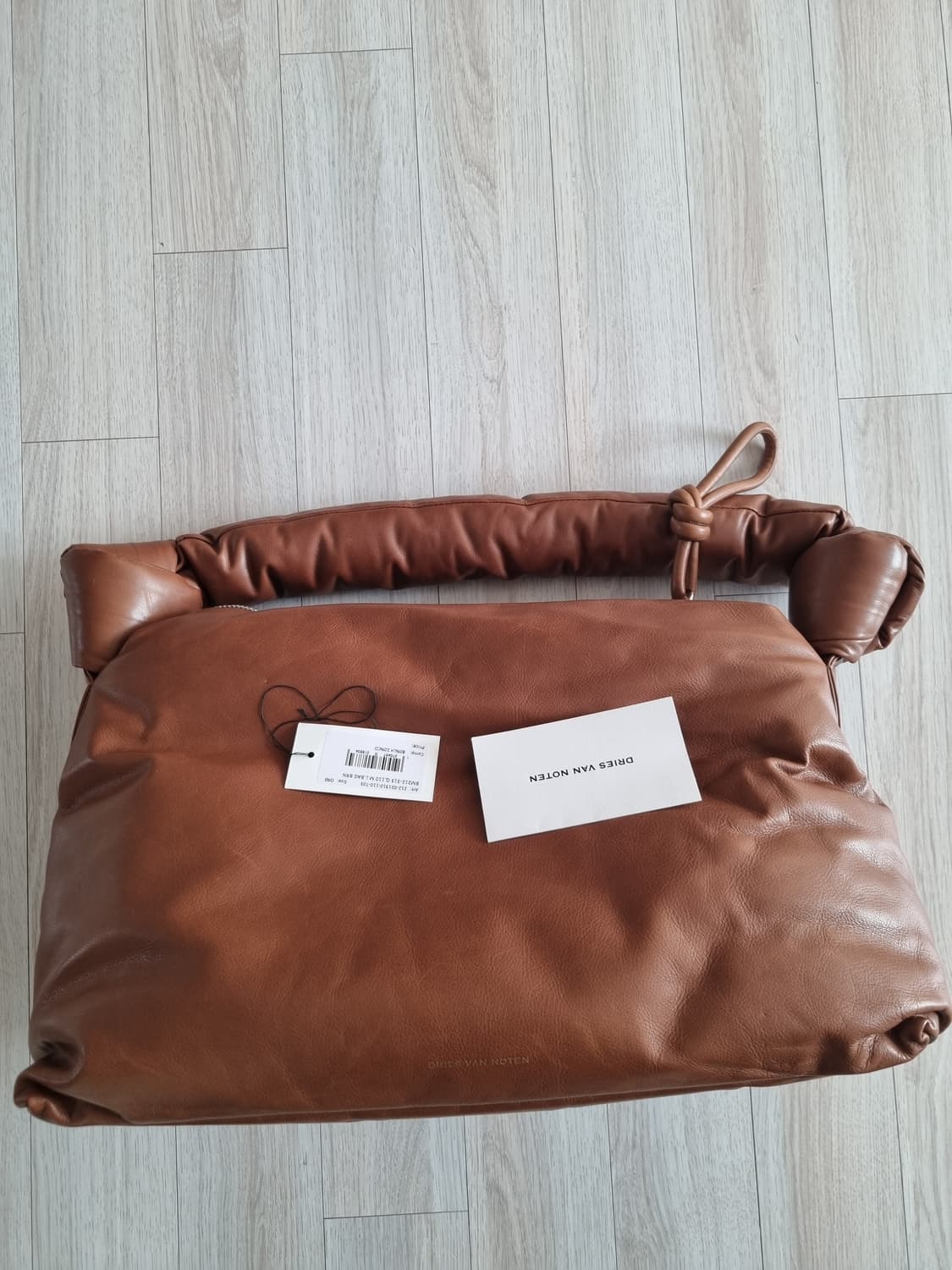 드리스반노튼 패디드 백 가방 상품이미지1