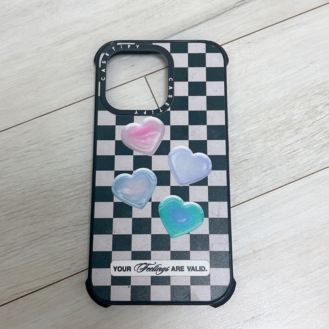 케이스티파이 아이폰13프로 체커보드 하트 케이스 카리나 착용 상품이미지2