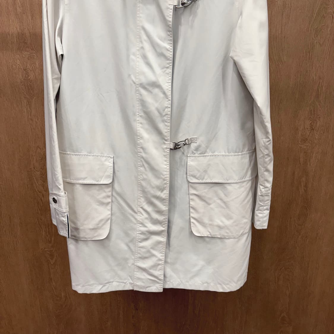 버버리 맥 코트 메탈 버클 더블 플랩 포켓 디테일 라이트 베이지 상품이미지5