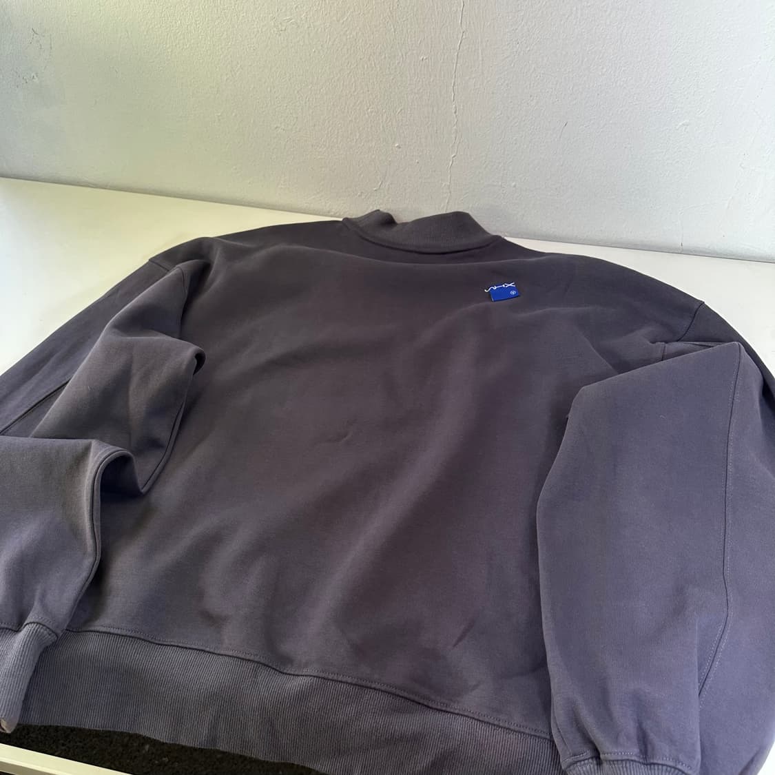 A2 아더에러 차콜 6주년 모크넥 맨투맨 상품이미지5