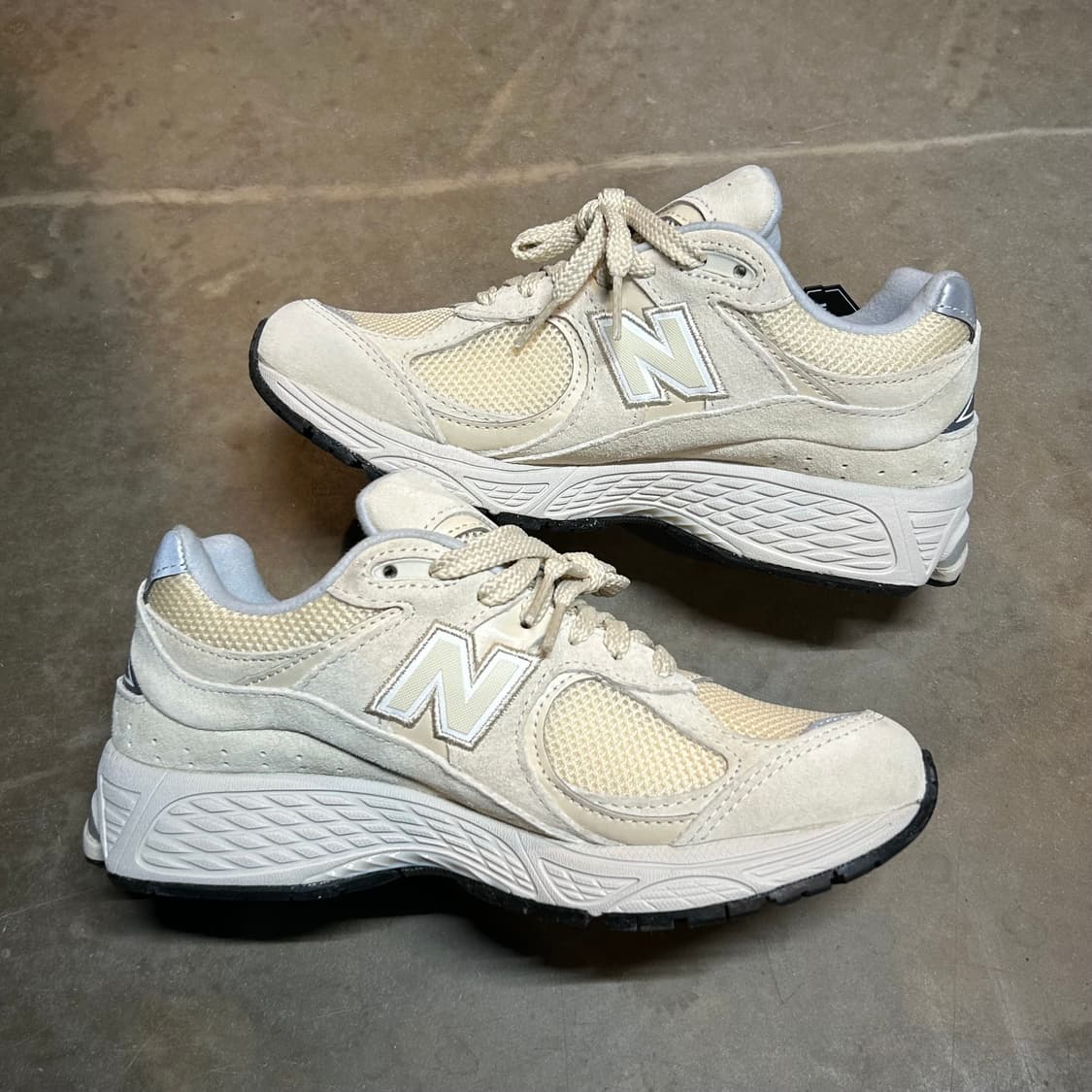 235) 뉴발란스 2002R 아이보리 스니커즈 미사용품 상품이미지3