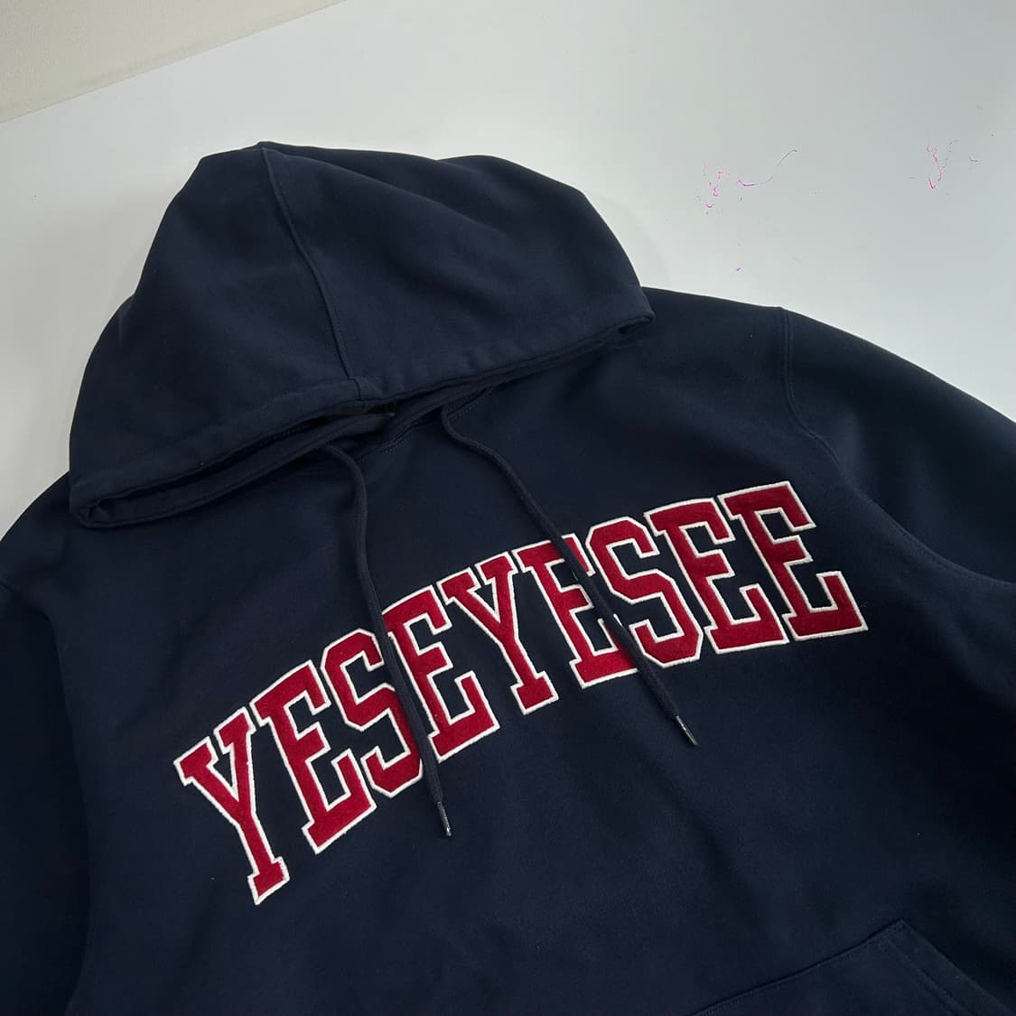 Yeseyesee 예스아이씨 레드 스펠아웃로고 네이비 후드티  상품이미지4