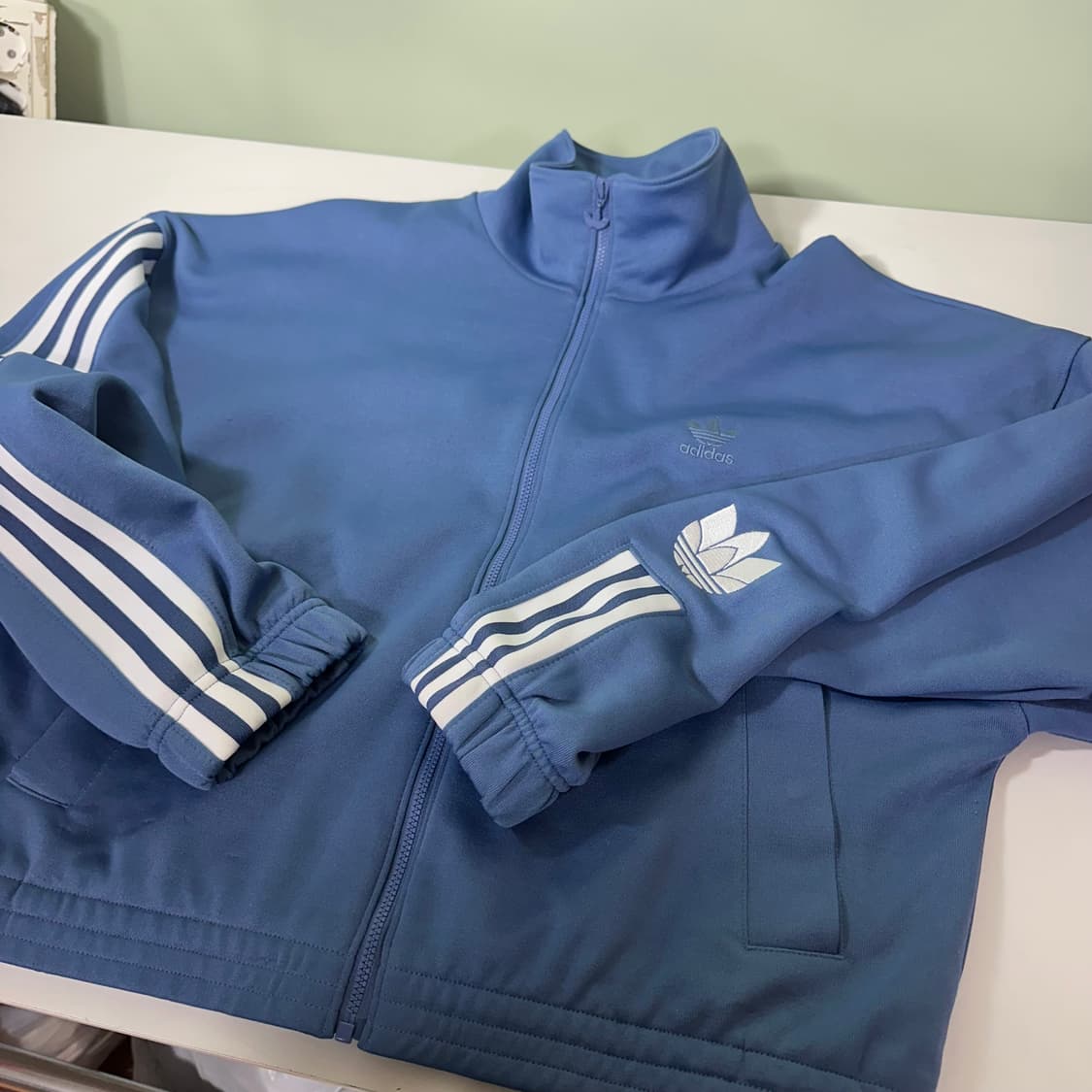 우먼L 아디다스 오리지날 스카이블루 오버핏 불꽃로고 트랙탑 상품이미지1