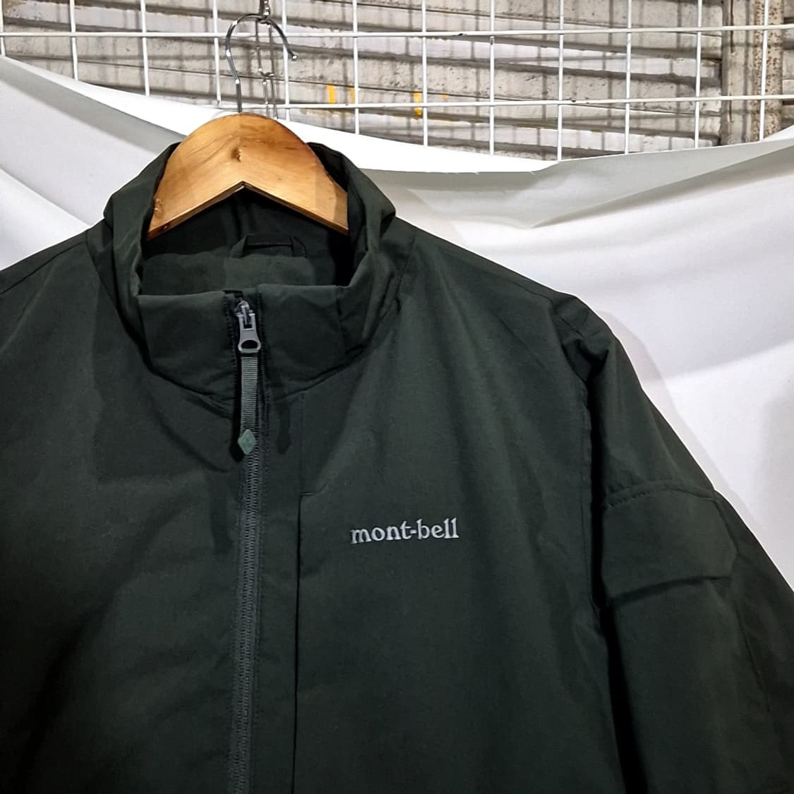 Mont Bell 몽벨 자수 로고 바람막이 상품이미지2